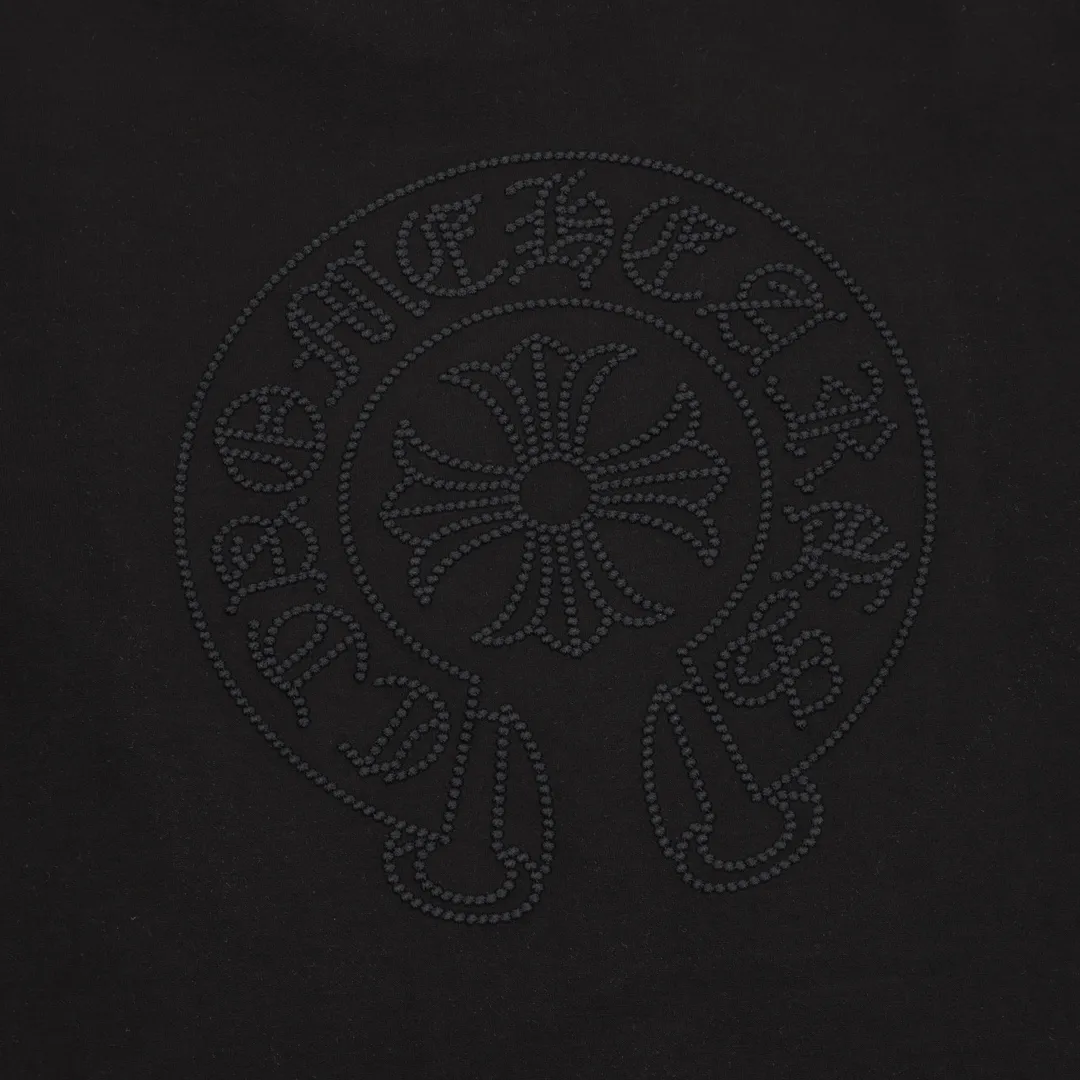 P340 ChromeHearts/Chrome Hearts 25Fw dark pattern cross horseshoe three-dimensional embroidery long-sleeved T-shirt, custom-woven and dyed, washed smooth long-staple cotton, weight 310 grams, the latest counter model, long-sleeved bottoming shirt, thick and stylish, purchased from the original mold and made with a full set of customized accessories, all details are perfectly restored. The design style still combines low-key luxury styles such as rock punk, street hip-hop, etc., which has a very distinctive feel. Three-dimensional embroidery of a cross on the chest and embroidery of Sanskrit letters on the hem. The ready-made garment has a high weight, a delicate touch, thick and soft texture, and a breathable texture. It is extremely comfortable on the upper body and is a must-have for autumn and winter. It hides fat and makes you look slimmer. It can be used by both men and women, and the upper body effect is great. Color: black, white Size: M-XXXL
